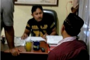 Tersangka penipu dengan modus bisa menarik harta karus saat dimintai keterangannya di Polsek Kota Kuningan.